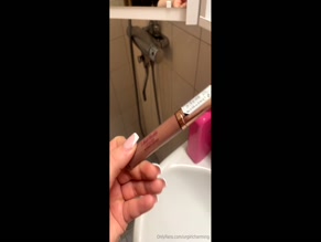 urgirlcharming I Heart Chocolate Lip Gloss Bathroom Selfie
