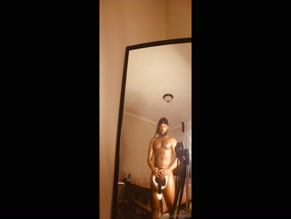 Nude syrr3n posing in mirror