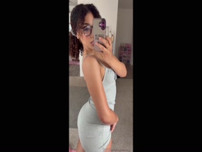 college.kiki sexy butt shaking