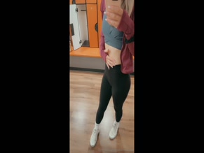 Luxdiamondfree's midriff and cameltoe in gym leggings.