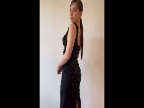 Hailee Steinfeld Black Dress Cleavage Sideboob