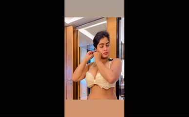Shilpa Chandrashekar cleavage tease in hot bra