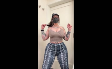 reiinapop Sexy Cleavage and AssShake