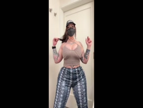 reiinapop Sexy Cleavage and AssShake