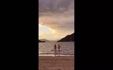 Maisie Williams nude beach swim
