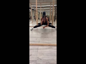 Leah Shutkever splits.