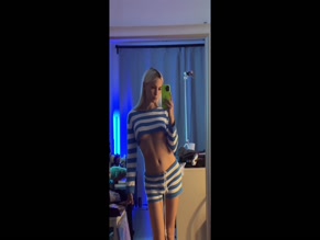 Gilticus underboob mirror selfie