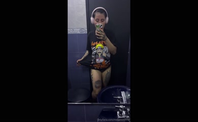 megansmithtt T-shirt lift and ass reveal
