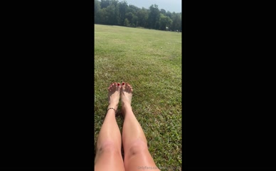 milky_hon3y sexy feet on grass