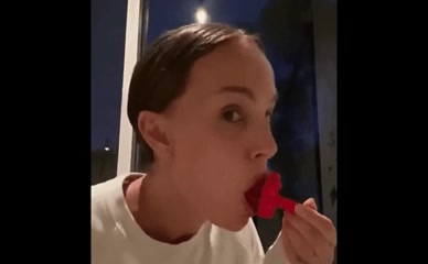 natalieportman eating popsicle