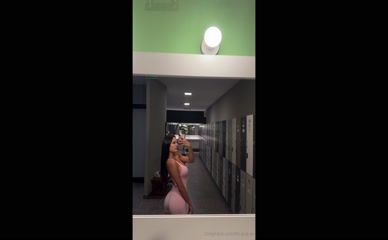 Fit.que.en Gym Locker Room Mirror Selfie