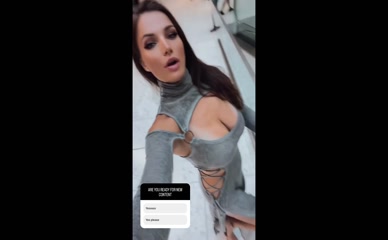 Kira Shine cleavage display