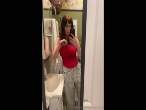 lizharveynsfw red tank top and jeans selfie