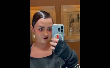 Maisie Williams Mirror Selfie: Horror Film Ready