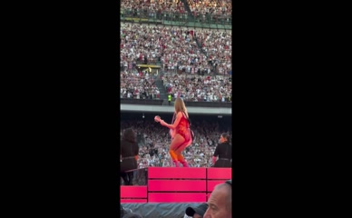 Taylor Swift Ass & Crotch Show