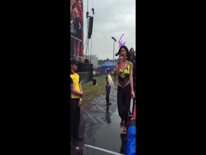 Marina Diamandis Cleavage Performance