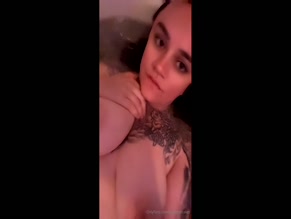 lildebbiecakes: Playing with titties in Bathtub