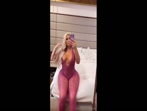 bigkylitaxo in lingerie selfie