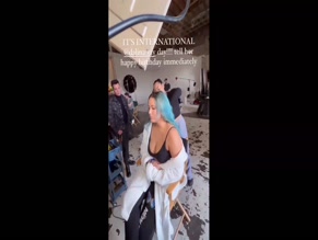 Emlyn Cleavage Hair Prep
