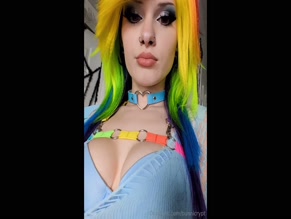 bunnicrypt Visible Torso Cleavage Bra Reveal