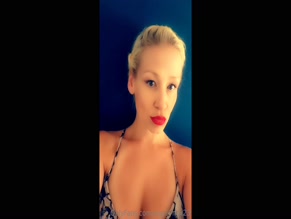 marilynox23: Visible cleavage