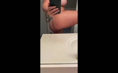 Summer_grayton nude mirror selfie leg up