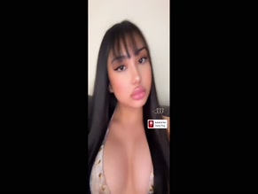 elara777 sexy cleavage tease