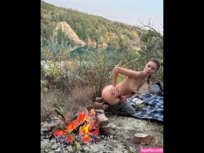 Chloe_leafs_free