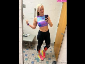 Kurvyblondewife