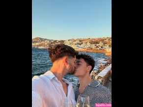 Gaycouplecute