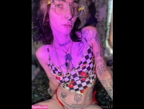 Prettylittlefreak13