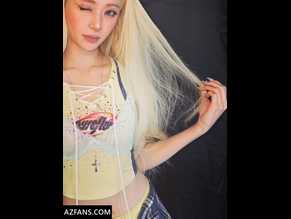  alt="Huh Yunjin"