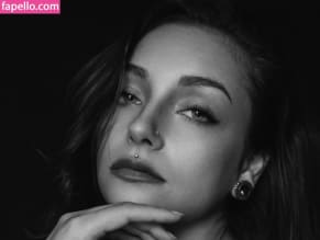 Fabiolaholystone