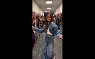 BRENDASONG dancing in jeans.