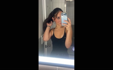 vanessarizzo bathroom selfie