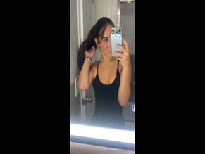 vanessarizzo bathroom selfie