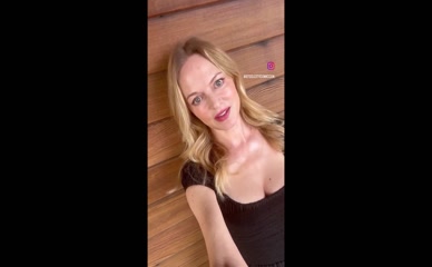 Heather Graham Cleavage Reveal