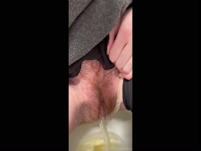 xsinnybunsx: Peeing Pussy Close Up