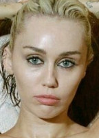 MILEY CYRUS FAKES NUDE