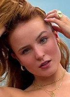 LARISSA MANOELA NUDE