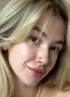 JUNGE BLONDINE MIT TATTOOS