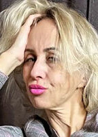 NYLONS_CZECH_LADY
