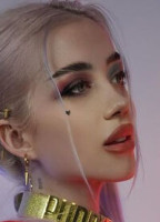 LIZZIELESTRANGE NUDE