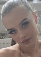 LARABTTN NUDE