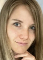 WER IST DAS BLONDE GIRL
