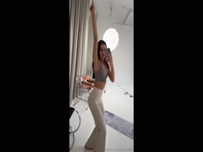 b'Stacy_vip's Bare Midriff and Tight Pants Selfie.