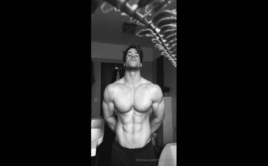 Maxkingfree flexing abs and chest