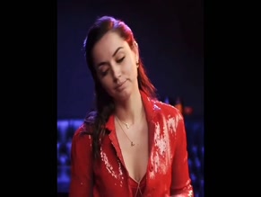 Ana De Armas prominent cleavage