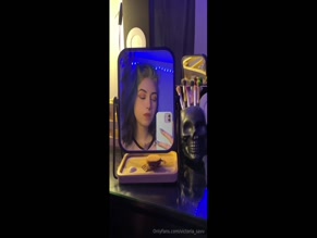 victoriasavv mirror selfie with cake