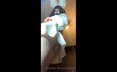 peachykxtty bunny girl tease no pants peek